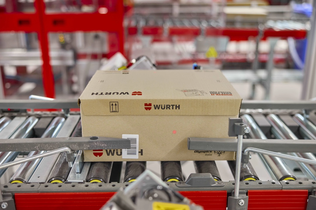 Pacco Würth su rullo di nastro trasportatore automatico