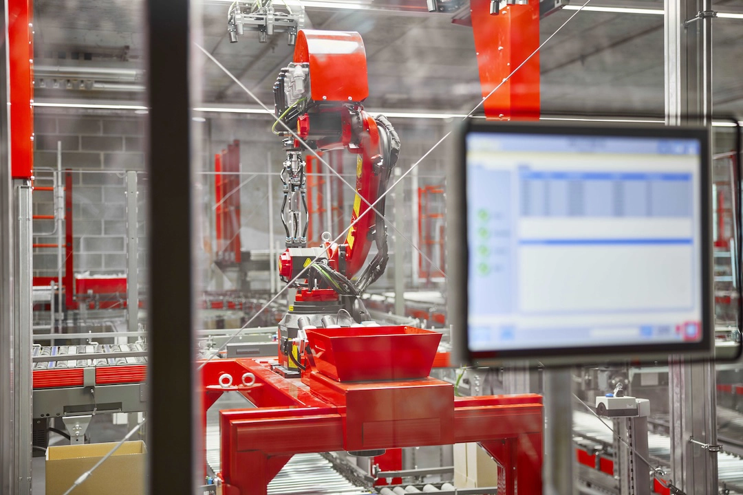 Robot per il riempimento dei pacchi nel magazzino automatizzato Würth a Egna