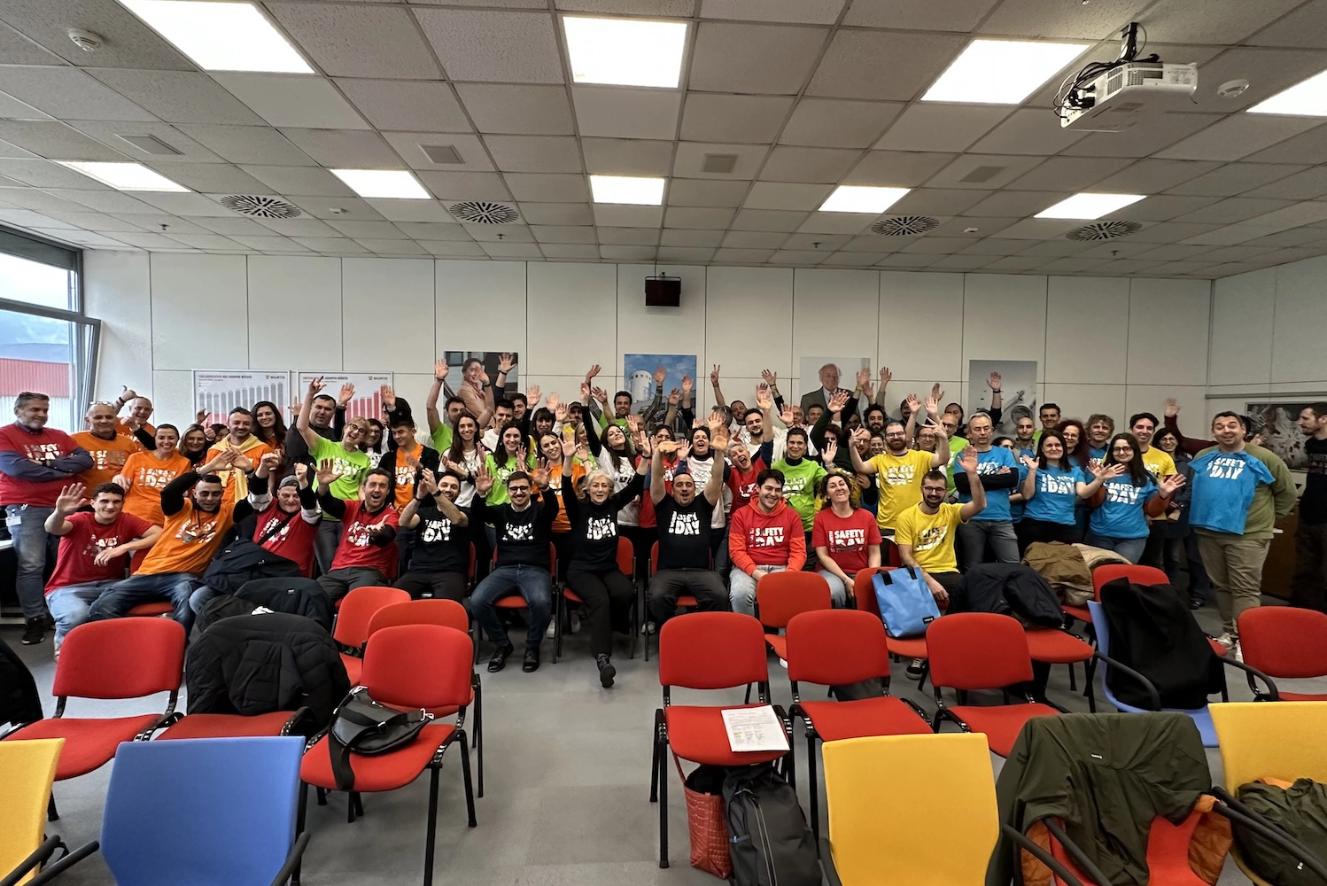 Foto di gruppo dei partecipanti al Würth Safety Day con magliette colorate