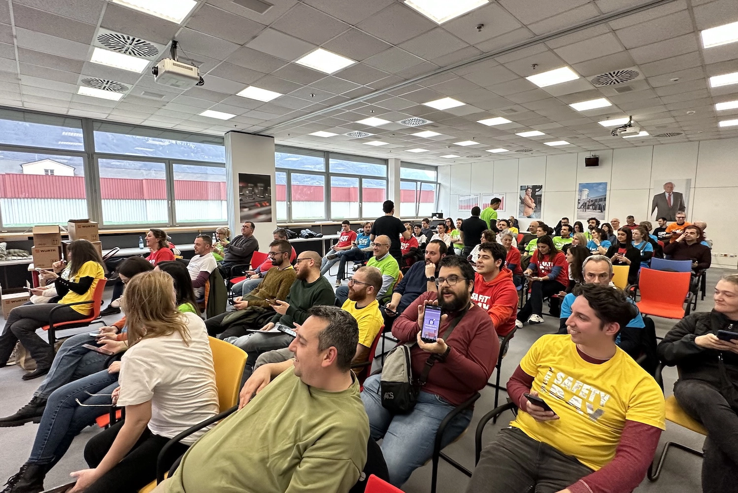 Sala piena di collaboratori Würth durante un'attività interattiva del Safety Day