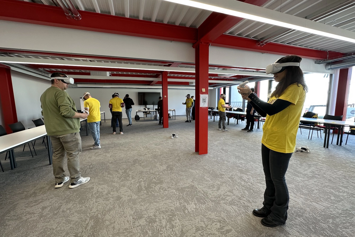 Collaboratori Würth durante un'esercitazione di sicurezza con visori VR