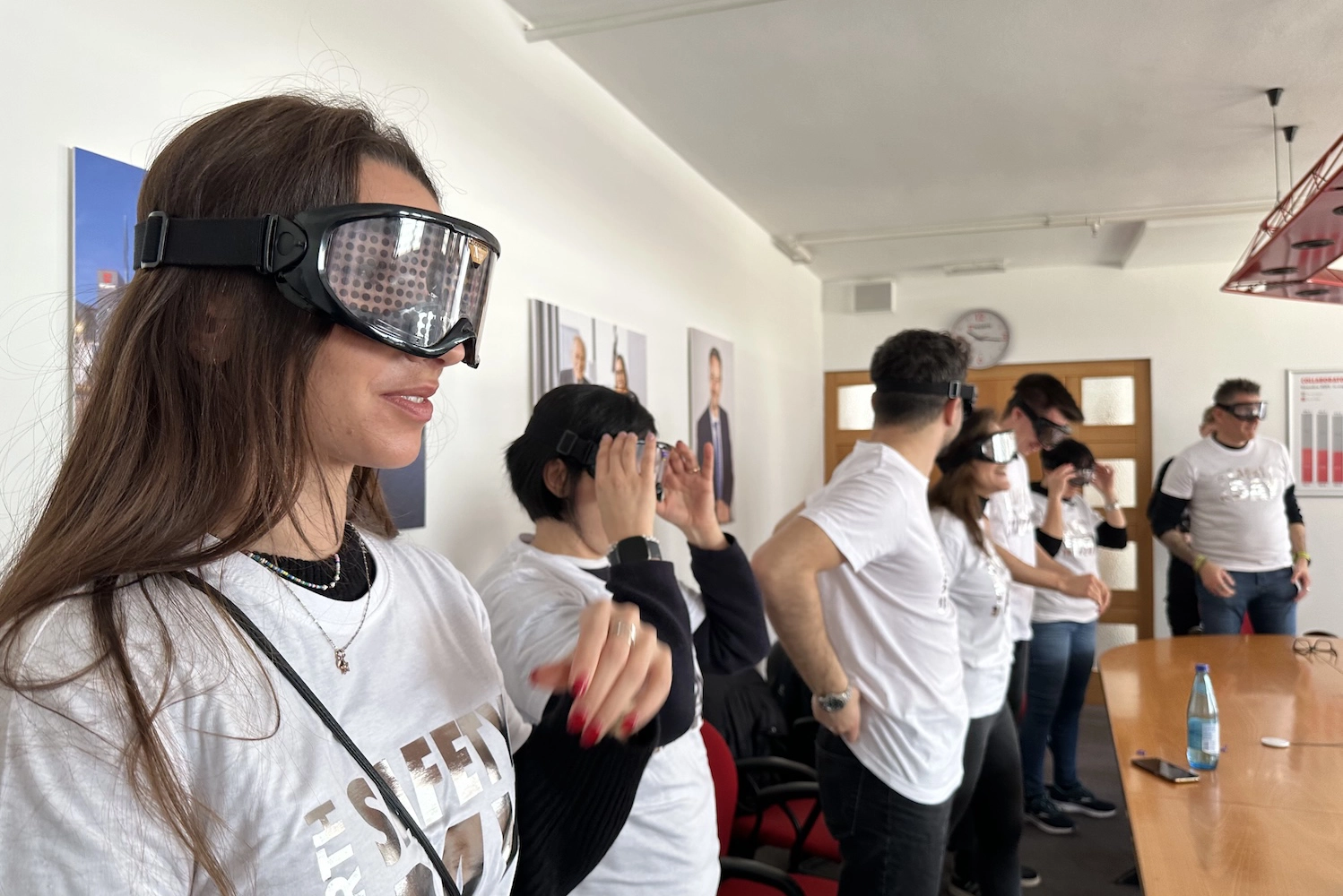 Collaboratori Würth durante un’attività di simulazione con occhiali per la percezione del rischio