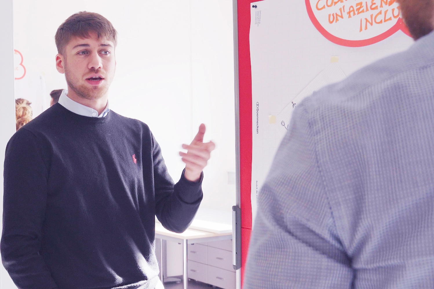 Un giovane collaboratore Würth durante un momento formativo in aula